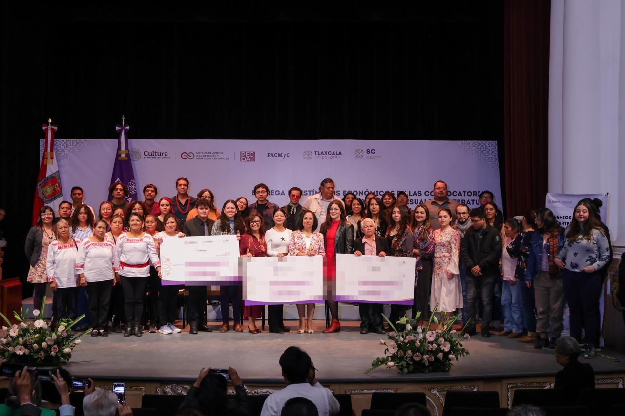 Entrega gobernadora estímulos económicos a creadores y artistas